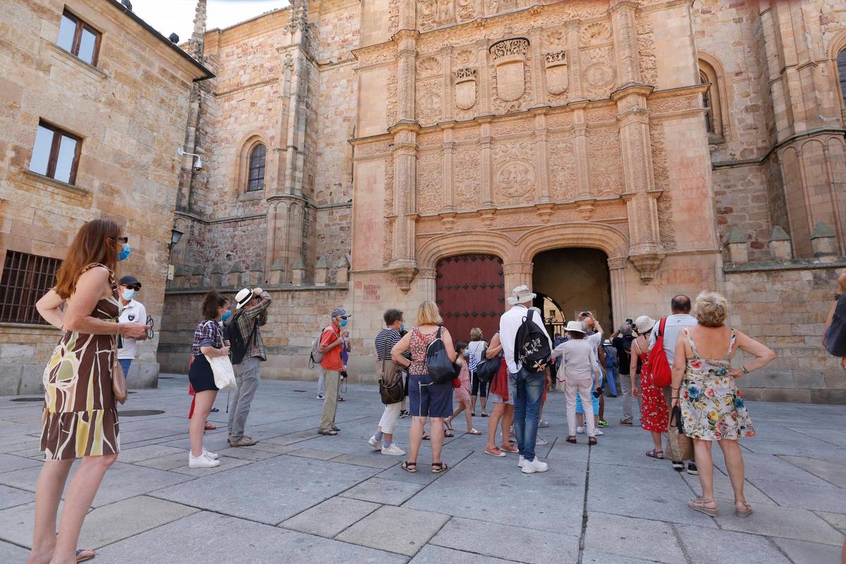 Turistas ante la fachada de la Universidad de Salamanca.