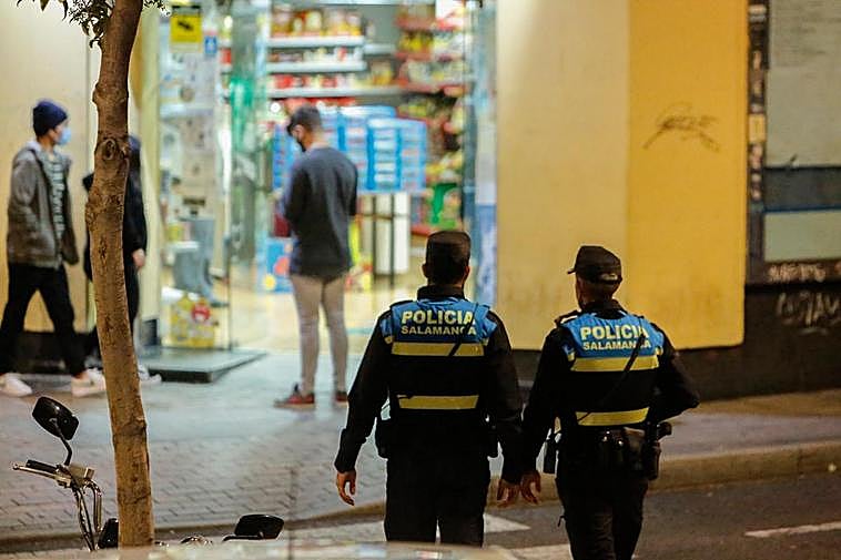 La Policía local, de patrulla nocturna por el centro de Salamanca