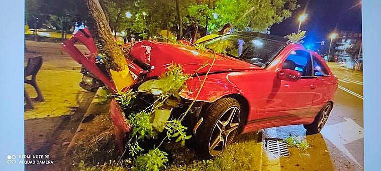 El coche quedó destrozado al empotrarse contra el árbol
