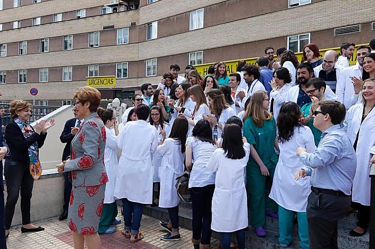 Imagen de archivo de un acto de despedida de los MIR del Hospital, como el que se realizará este lunes.