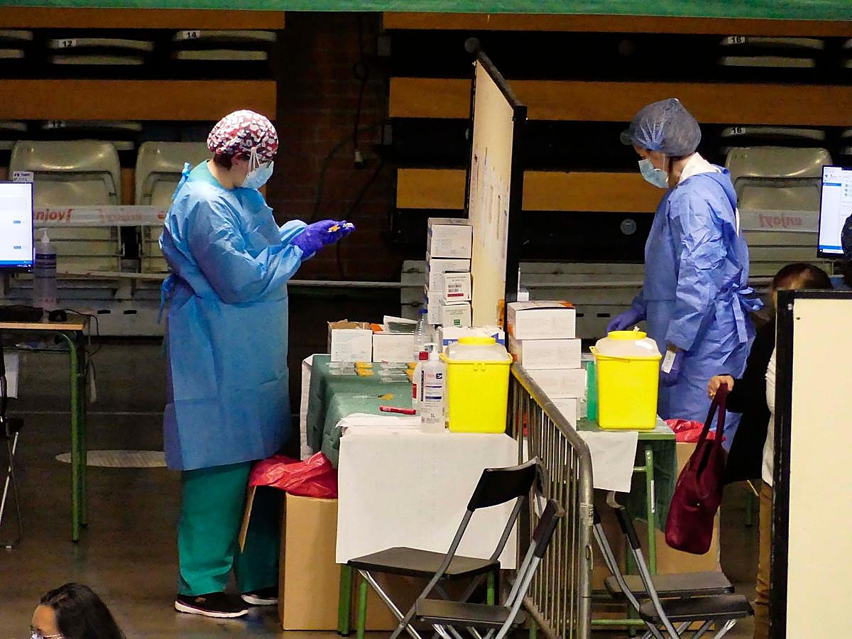 Dos sanitarias preparan las jeringas para agilizar la vacunación de las personas que llegan al Multiusos.