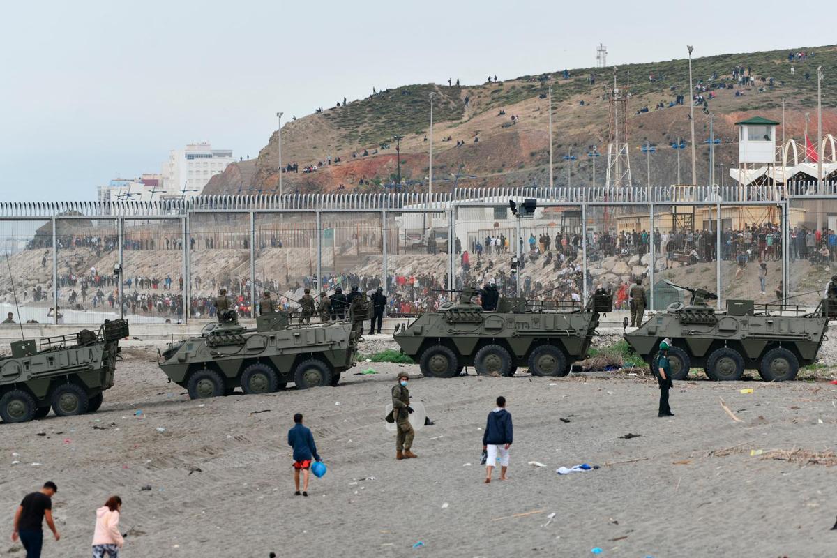 El Ejército, desplegado en la playa del Tarajal.