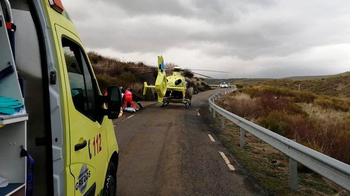 Sanitarios y helicóptero de Sacyl, en el accidente de una moto en Salamanca.