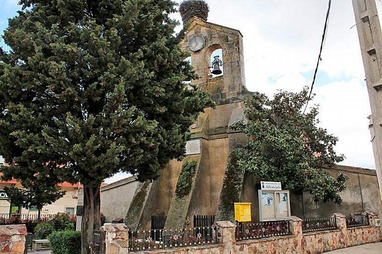 La espadaña de la parroquia de Aldeatejada, llena de verdín.