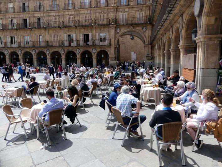 Clientes en las terrazas de la Plaza Mayor.