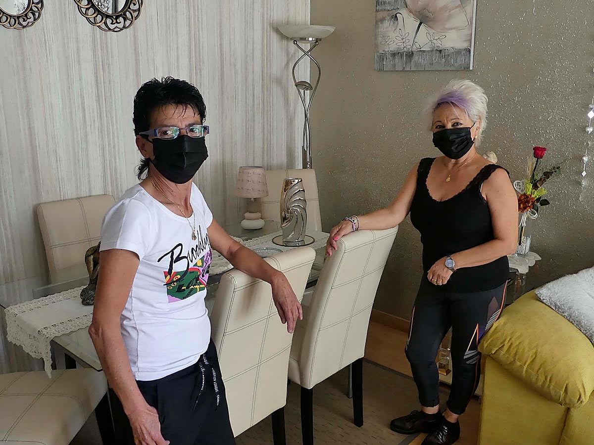 Ludi y María del Carmen, en el piso en el que acogían estudiantes de español.