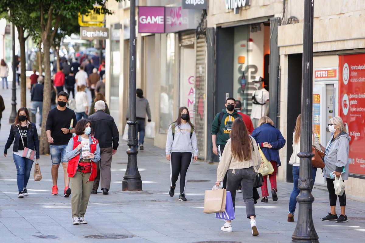 Ciudadanos de compras por el centro de la ciudad de Salamanca.