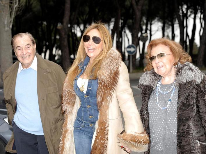 Ana obregón junto a sus padres en una imagen de archivo.