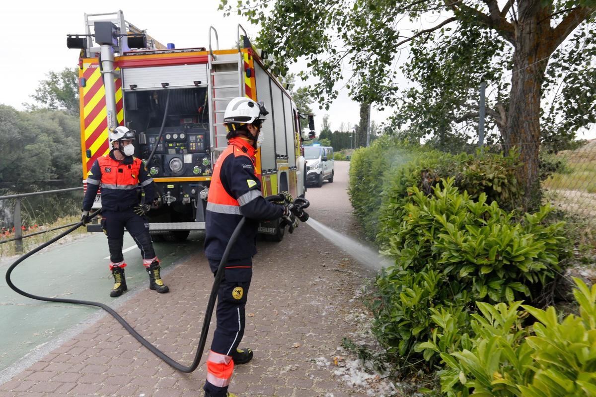 Los bomberos sofocando las llamas.