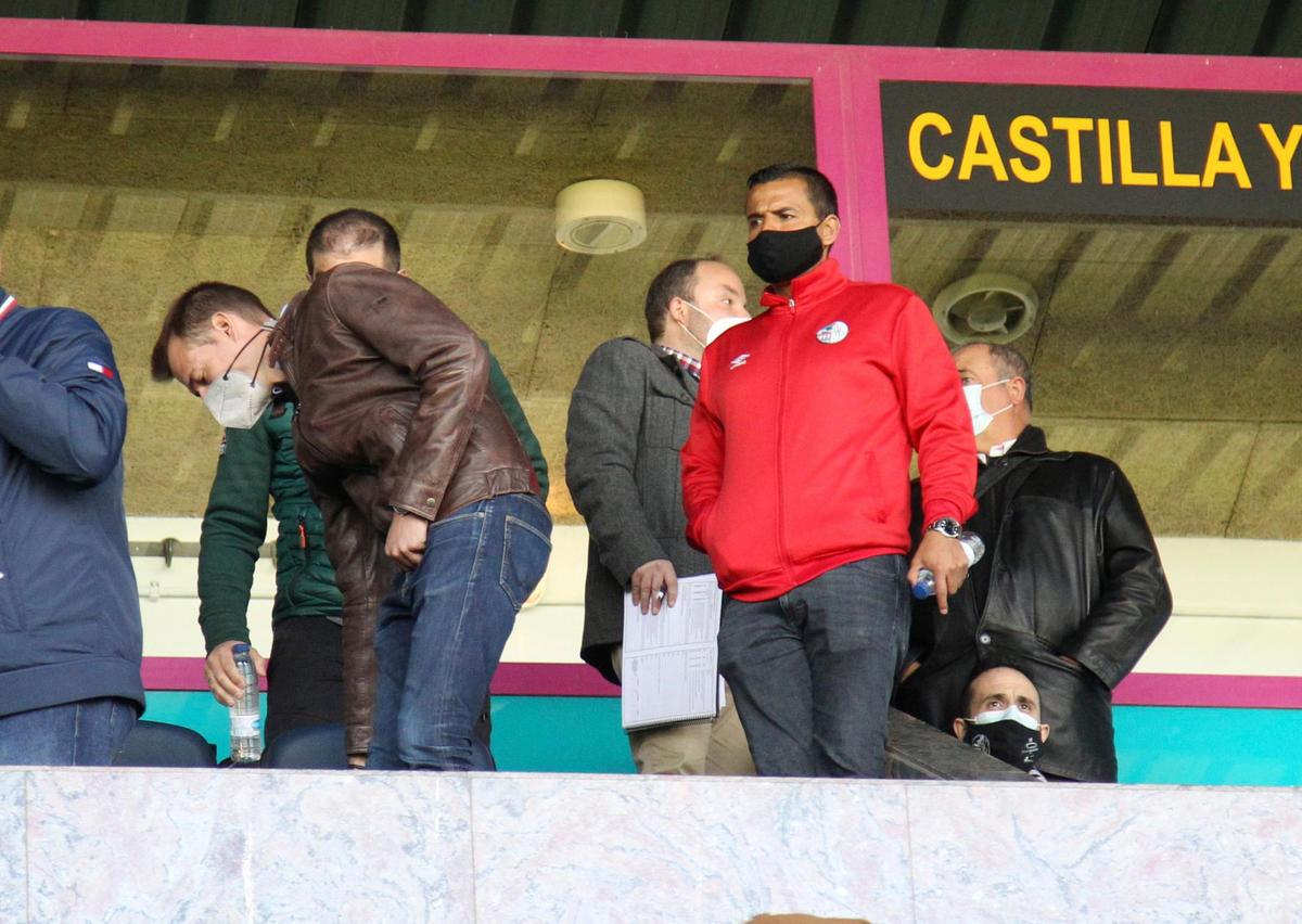 El director general, Rafael Dueñas, en el palco del estadio Helmántico