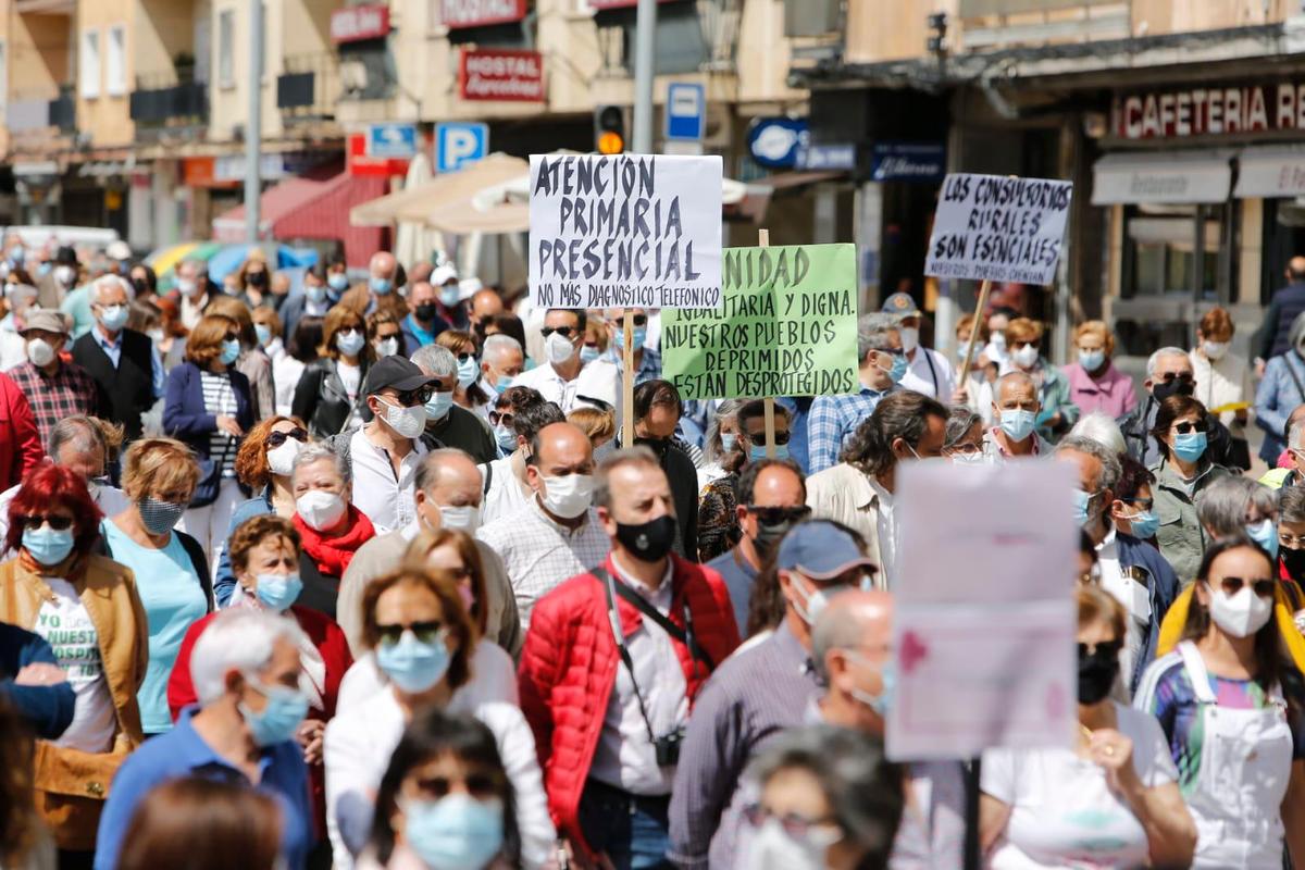 Conjunto de carteles que portan los participantes. | L.G.