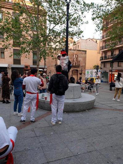 Un joven atado con papel trasparente en la plaza de San Justo.