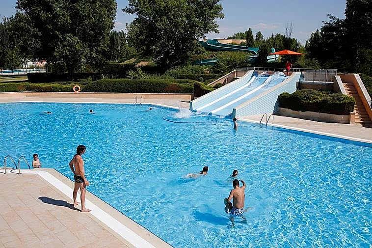Varios bañistas en la piscina de la Aldehuela durante la pasada temporada estival