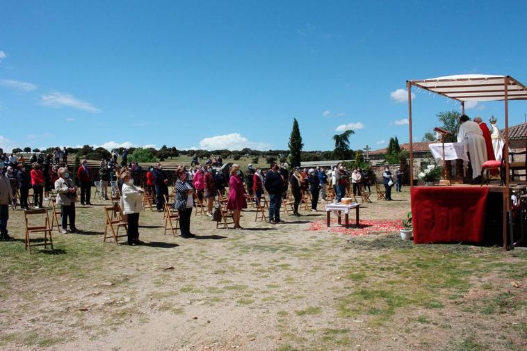 La misa se celebró en el exterior del templo aunque sin aglomeraciones