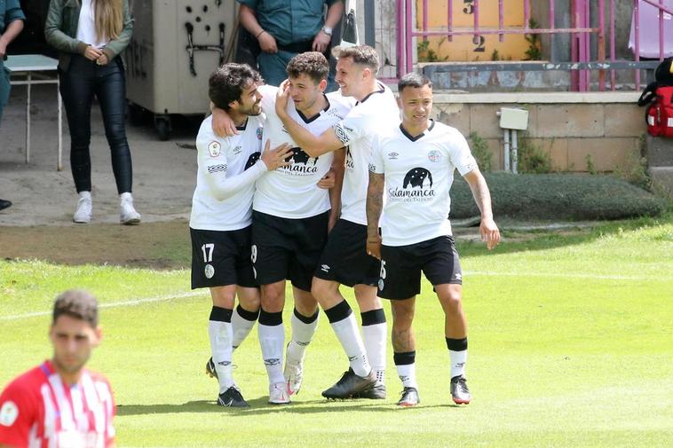 Los jugadores celebrando un gol de partido contra el Sporting B.