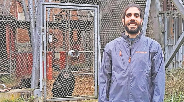 César Rodríguez en el centro de recuperación de primates donde trabaja en Almere (Holanda).