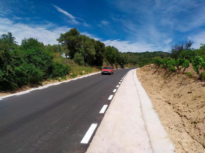 Un turismo circulaba por la carretera tras su reapertura.