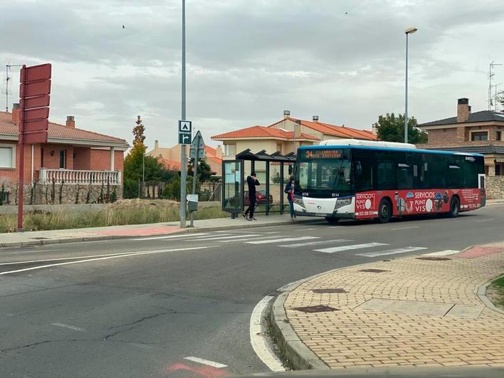 Un autobús de transporte metropolitano recoge viajeros en Villamayor de Armuña