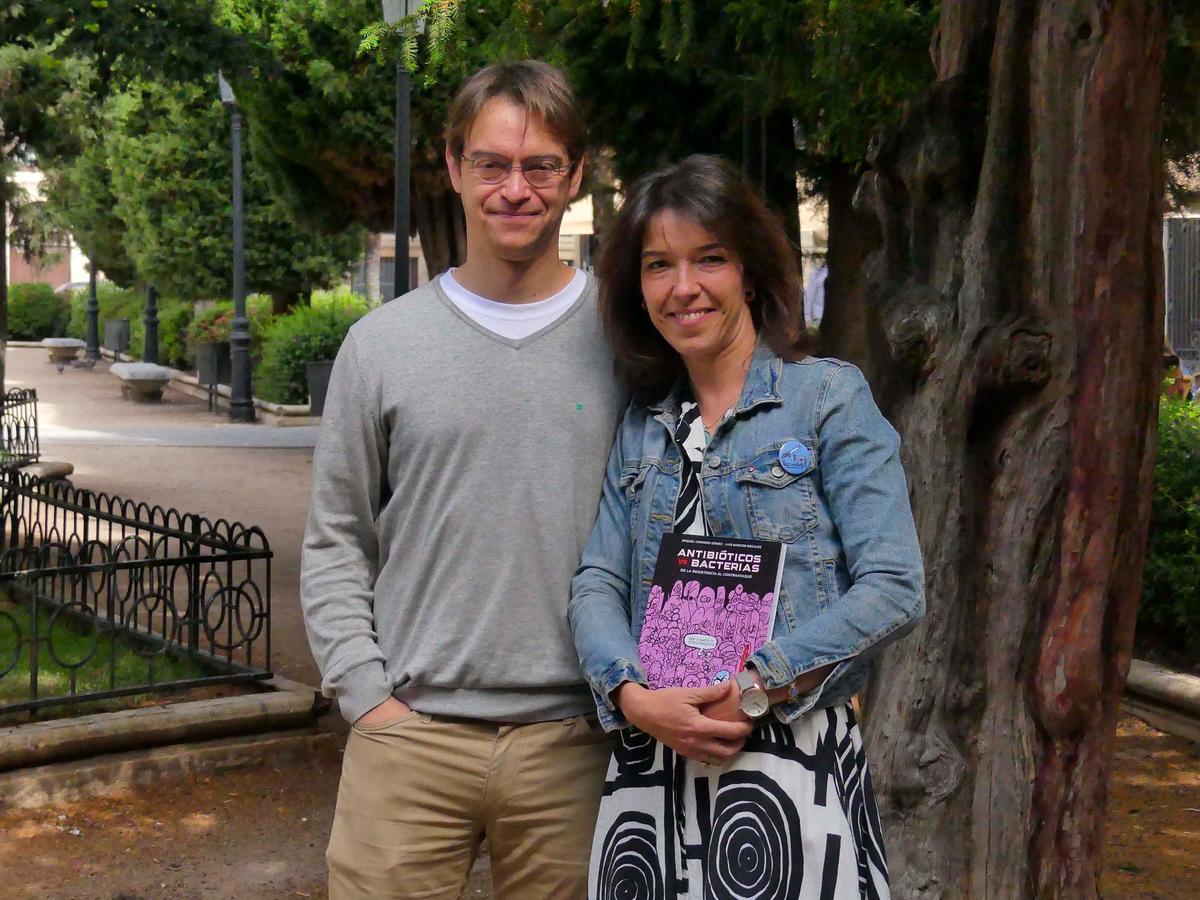 Luis Marcos y Raquel Carnero, con su cuarto libro al alimón, en la plaza de La Libertad.