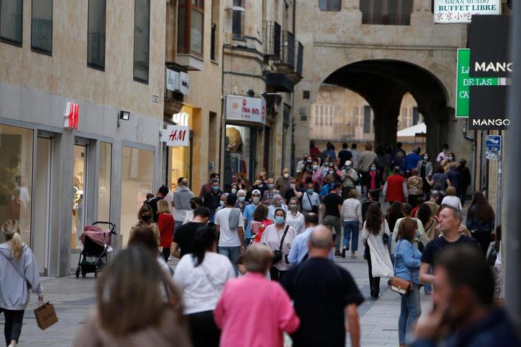 Decenas de personas pasean por la calle Toro de Salamanca.