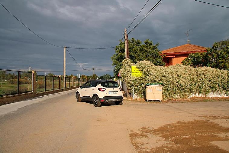 Un vehículo circula por una de las calles de Las Dunas.