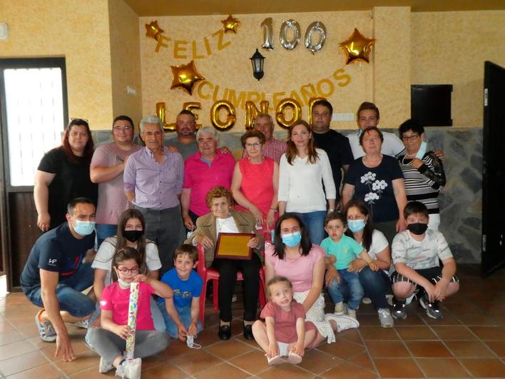 Leonor Estévez rodeada de sus familiares celebrando sus 100 años y el homenaje del Ayuntamiento de Rollán