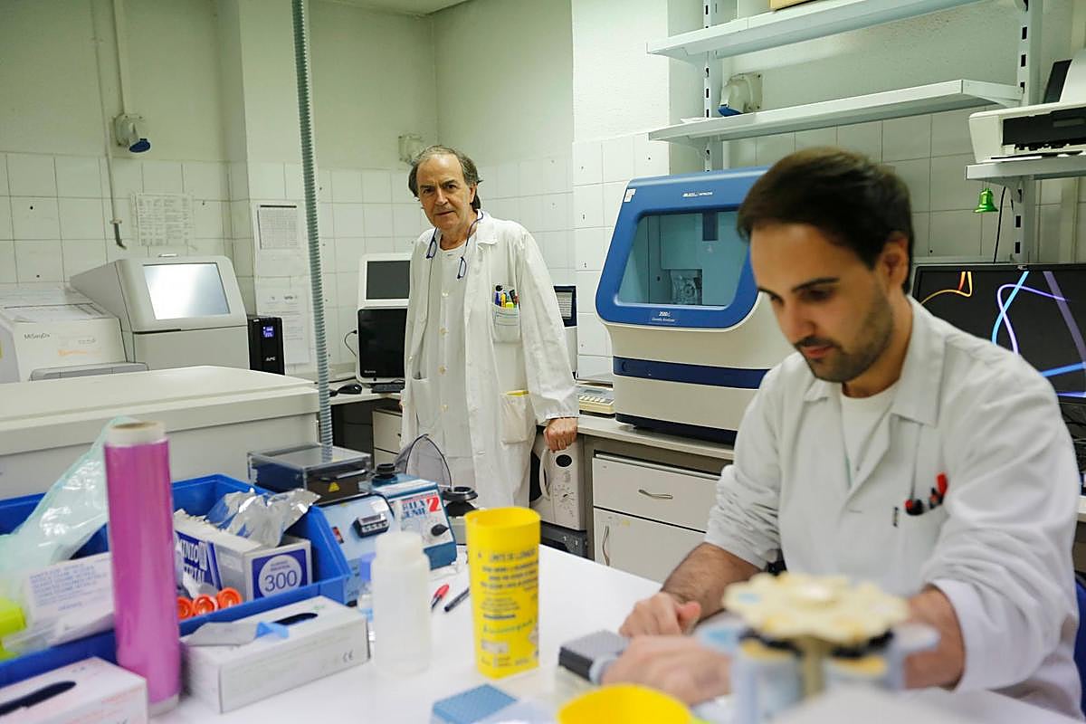 Marcos González en los laboratorios del Hospital Clínico