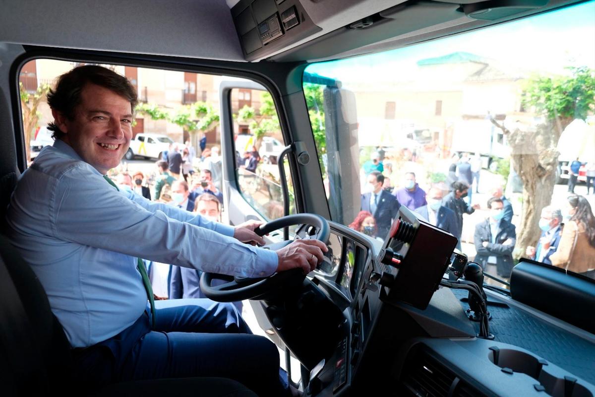 El presidente de la Junta, Alfonso Fernández Mañueco, al volante de un camión en Fuentes de Nava.