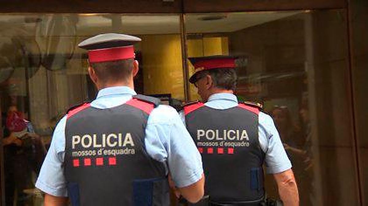 Agentes de los Mossos de Esquadra.