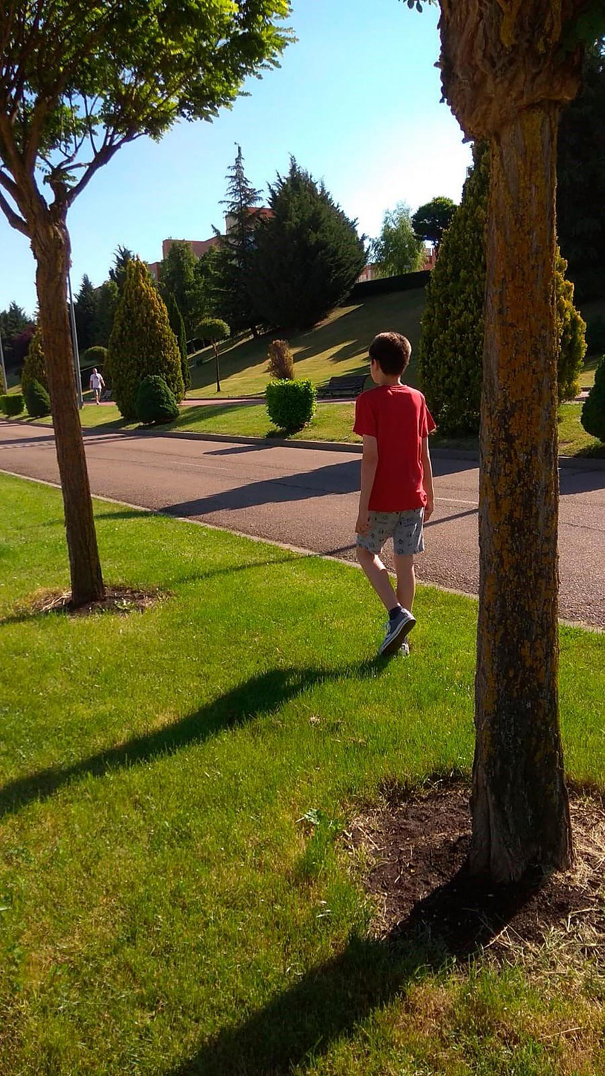 Adrián paseando por Carbajosa antes de su ingreso en Los Montalvos.