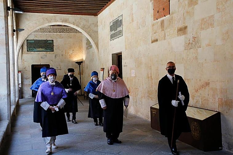 Desfile de doctores.