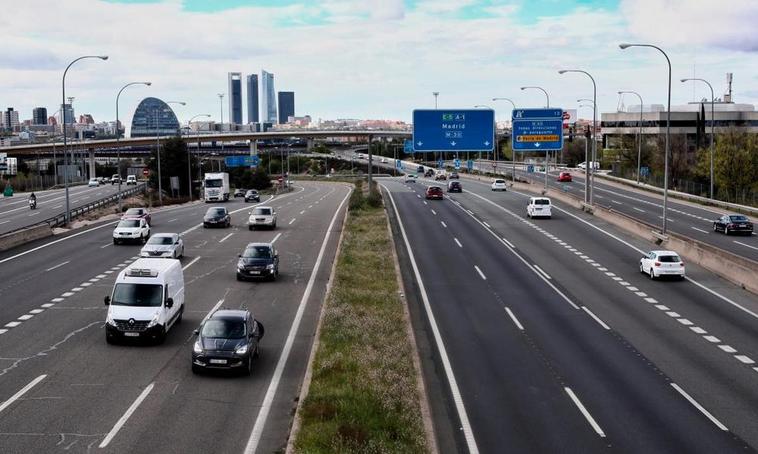 Varios vehículos por la A-1 a su paso por La Moraleja