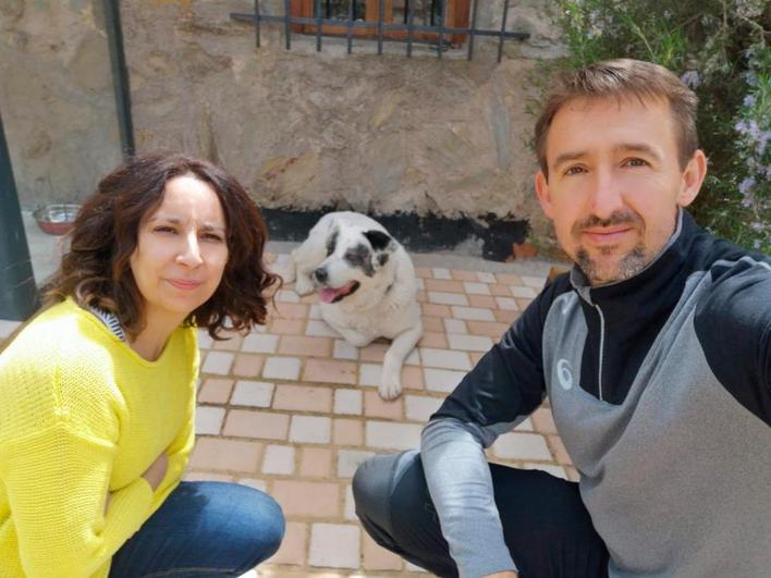 Isabel y Miguel junto a Blanca, la perra mastina que adoptaron hace un mes y medio.