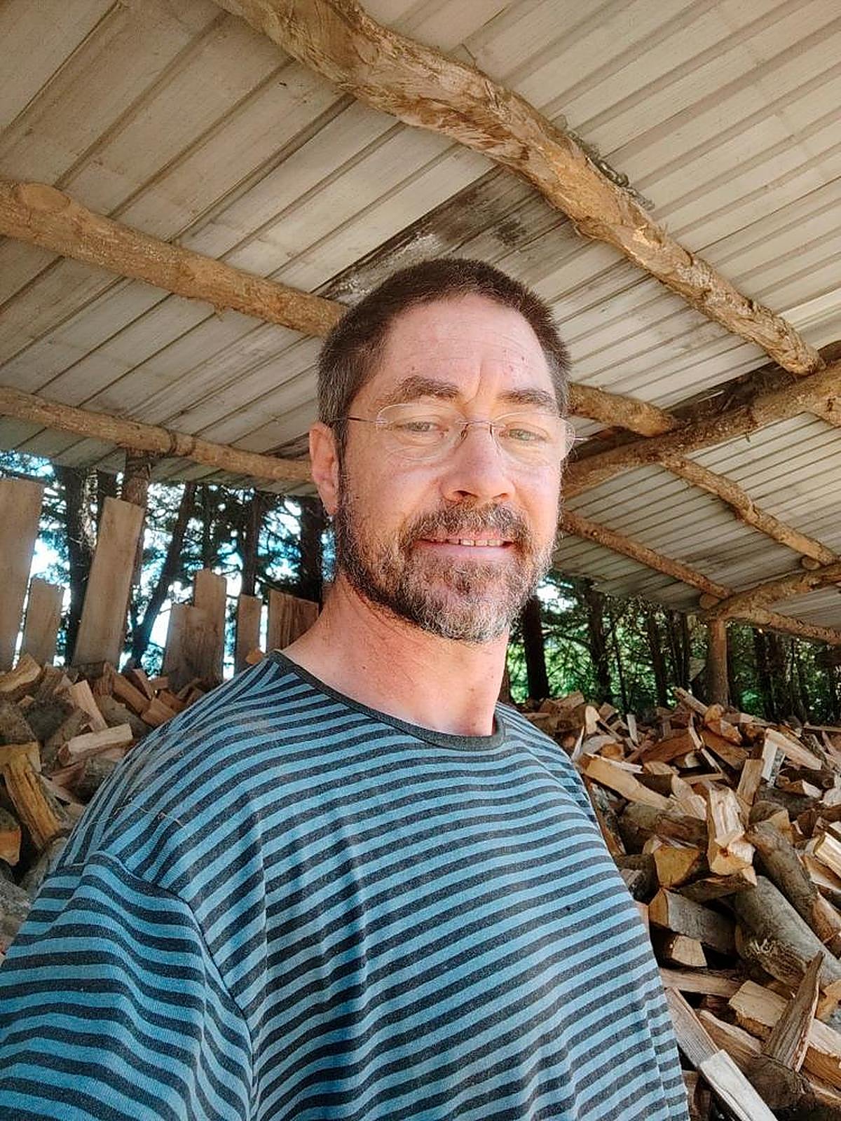 Pablo Román Burillo, en su empresa de venta de leña de Navarra.