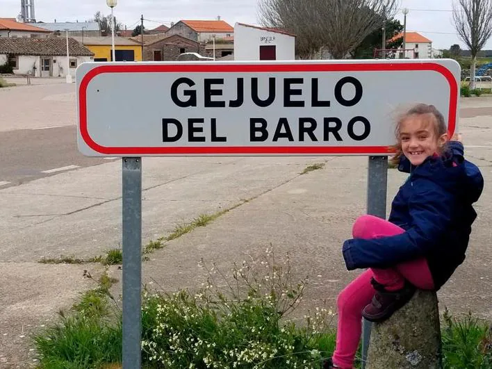 Alba Abad Pereña es la única niña en la localidad salmantina de Gejuelo del Barro.