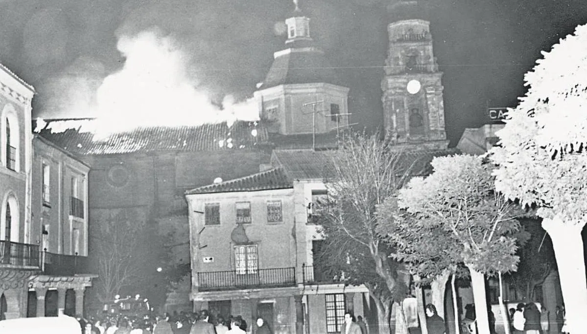 Los peñarandinos se echaron a la calle para salvar su iglesia pero el pavoroso incendio lo hizo imposible