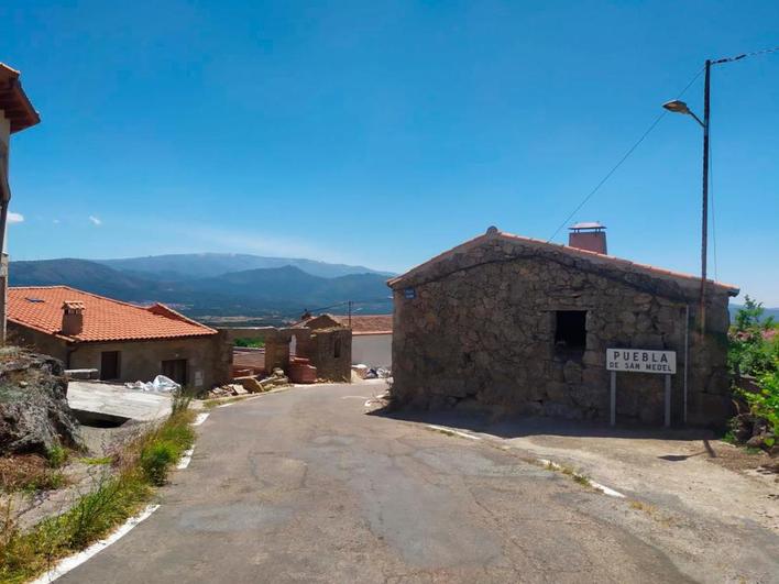 Entrada a la localidad de Puebla de San Medel.