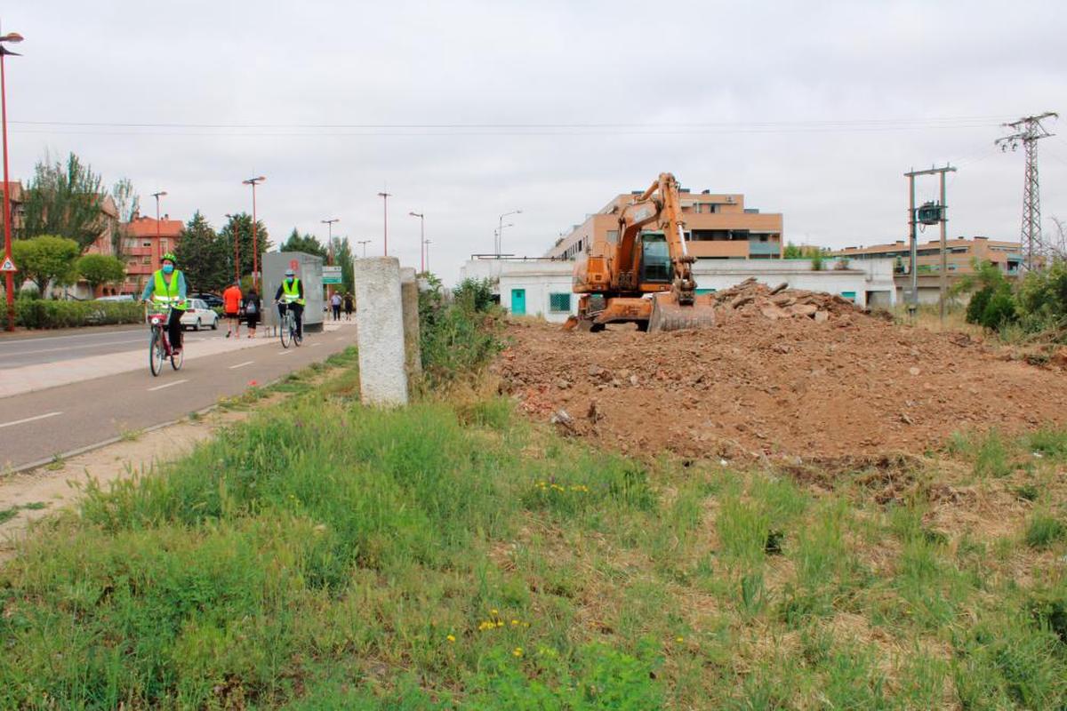 Los trabajos de demolición de las tapias de la vieja depuradora frente al matadero de Santa Marta.