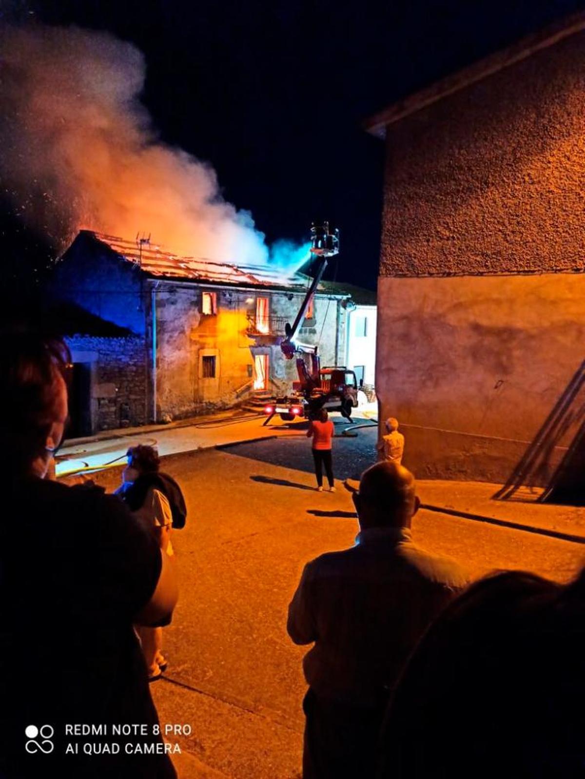 Vivienda de dos plantas donde se produjo el incendio.