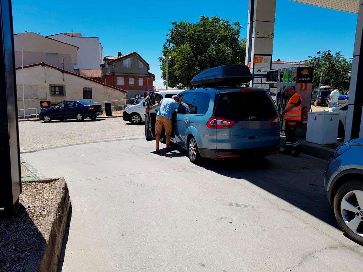 Vehículo belga de un súbdito marroquí mientras reposta en una gasolinera de la zona de Béjar.