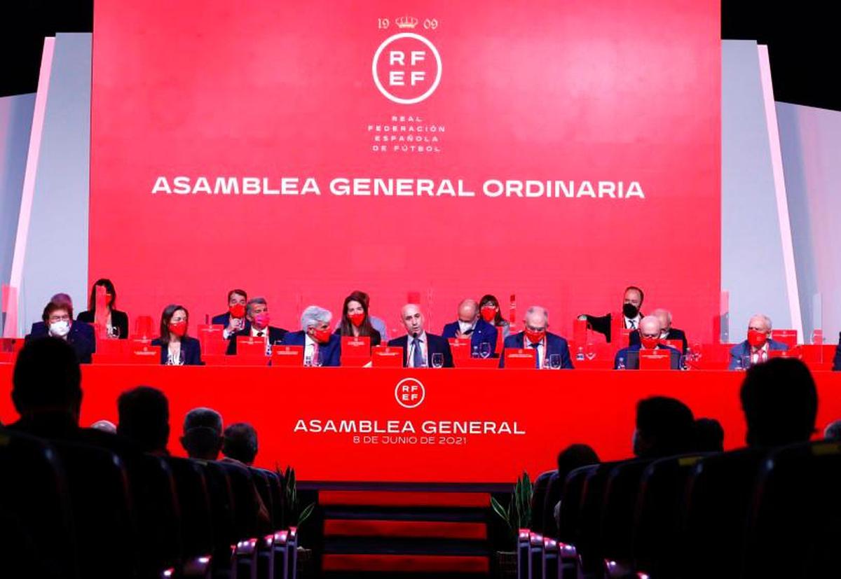 Luis Rubiales, en el centro, interviniendo en la Asamblea General de la Federación.