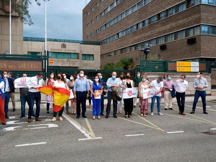 El vicepresidente de la Junta, Francisco Igea, entre los participantes en la concentración ante la Delegación del Gobierno en Castilla y León.