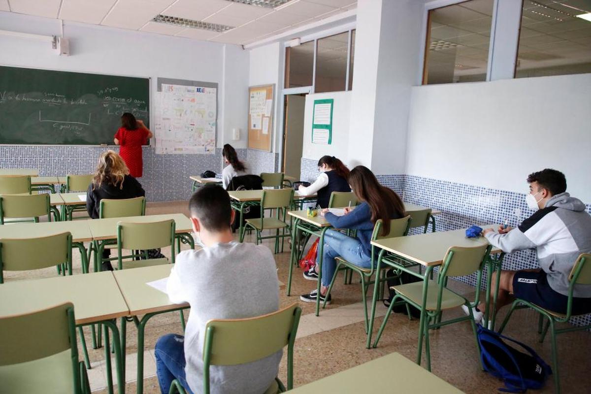 Una profesora dando clase en un instituto de la ciudad.