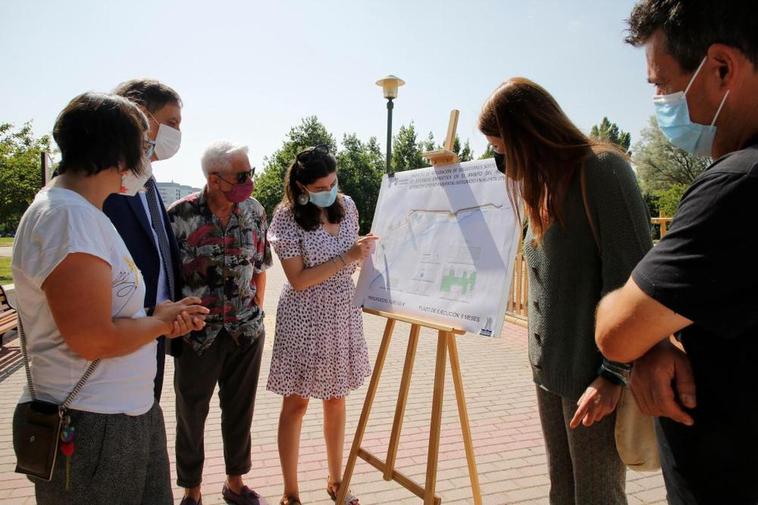 El alcalde y las ediles de Medio Ambiente y Participación Ciudadana muestran el proyecto a vecinos del barrio