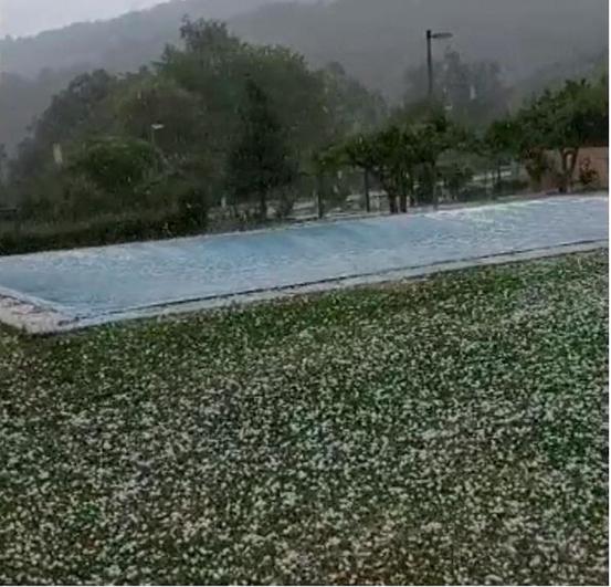 La impresionante tormenta de granizo que ha caído en Linares de Riofrío