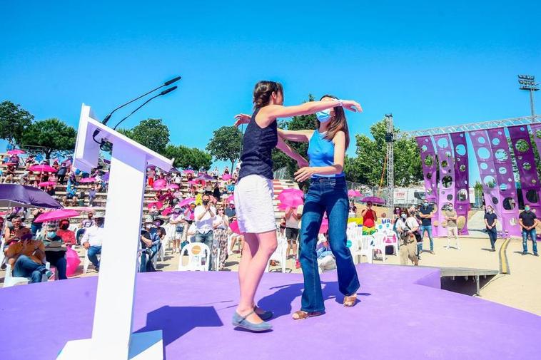 Irene Montero y Ione Belarra se abrazan en la asamblea de Unidas Podemos