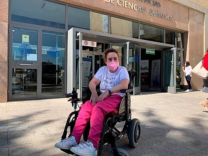 Paula Vega, a la puerta de Ciencias, entre examen y examen.