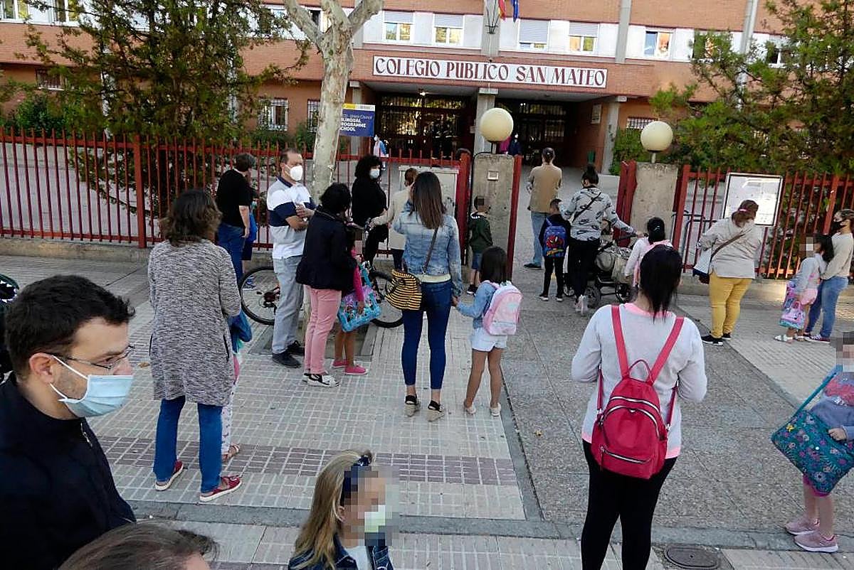 Alumnos y padres a las puertas de un centro escolar.