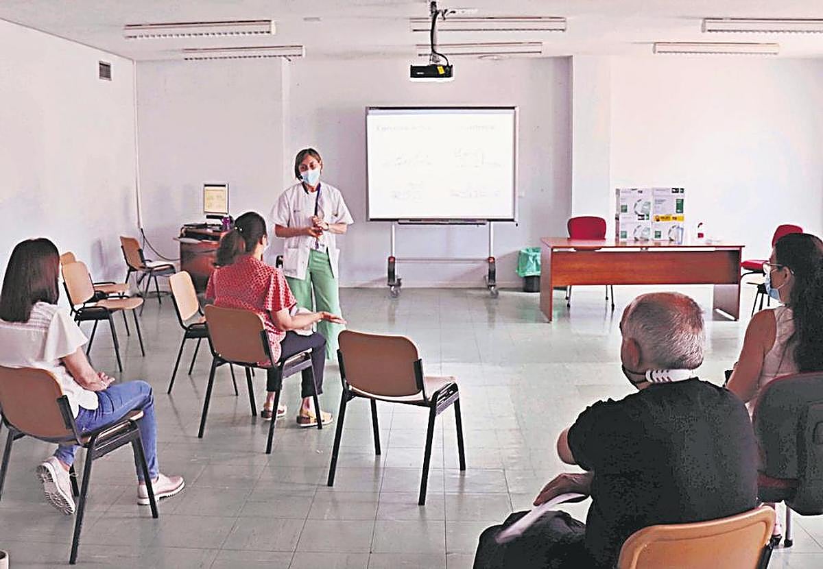 La doctora Concha Crespo atiende a pacientes de la Escuela de espalda en el ‘aula Varela’ del Clínico.