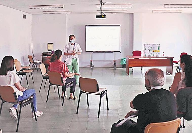 La doctora Concha Crespo atiende a pacientes de la Escuela de espalda en el ‘aula Varela’ del Clínico.